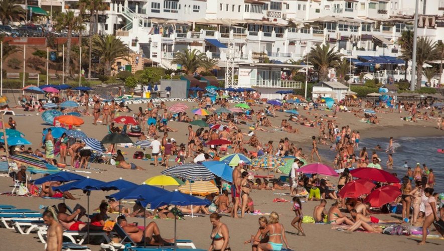 Des centaines de touristes prennent le soleil sur la plage Las Vistas de Los Cristianos, à Tenerife, le 25 juillet 2015