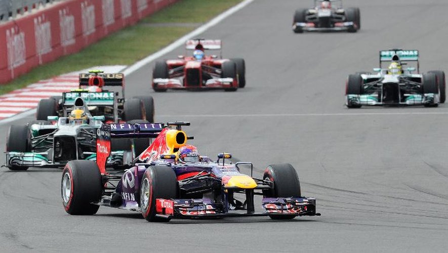 Sebastian Vettel (c) devant Lewis Hamilton lors du Grand Prix de Corée, le 6 octobre 2013 sur le circuit de Yeongam