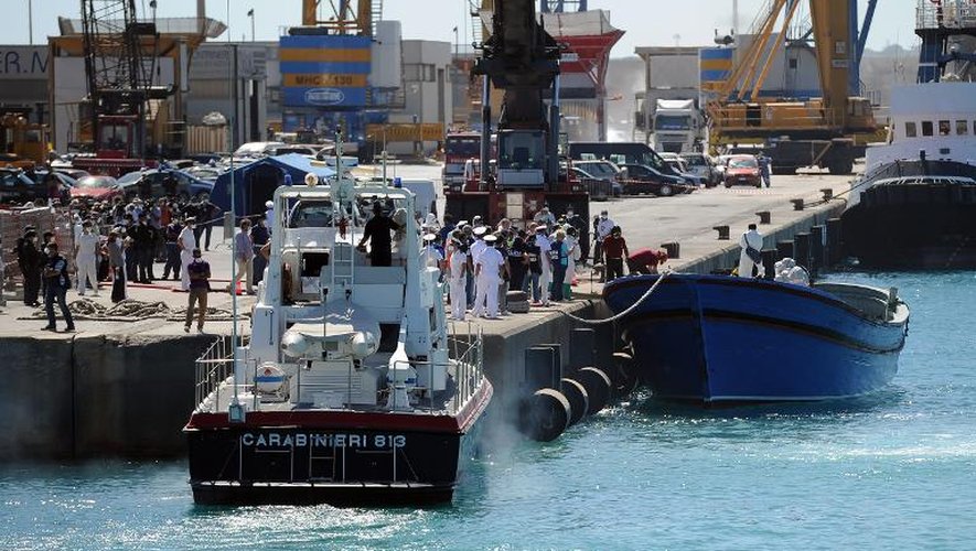 Un bateau contenant les cadavres de 30 immigrés clandestins a accosté au port de Pozzallo en Sicile, le 1er juillet 2014