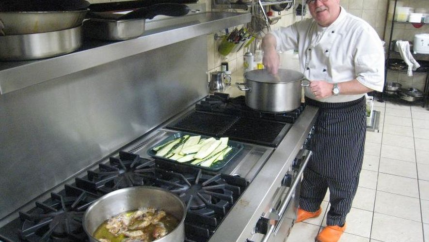 Le chef québécois Marc Miron prépare un boeuf bourguignon lors d'un cours de cuisine à Ottawa, le 17 septembre 2013.