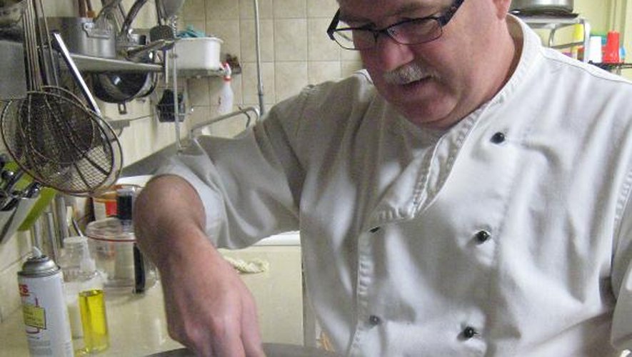 Le chef québécois Marc Miron prépare un boeuf bourguignon lors d'un cours de cuisine à Ottawa, le 17 septembre 2013.