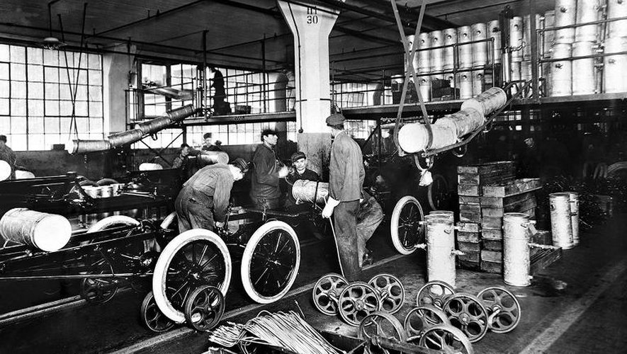 La première chaîne d'assemblage automobile de Ford, à l'usine Highland Park de Detroit, en 1913