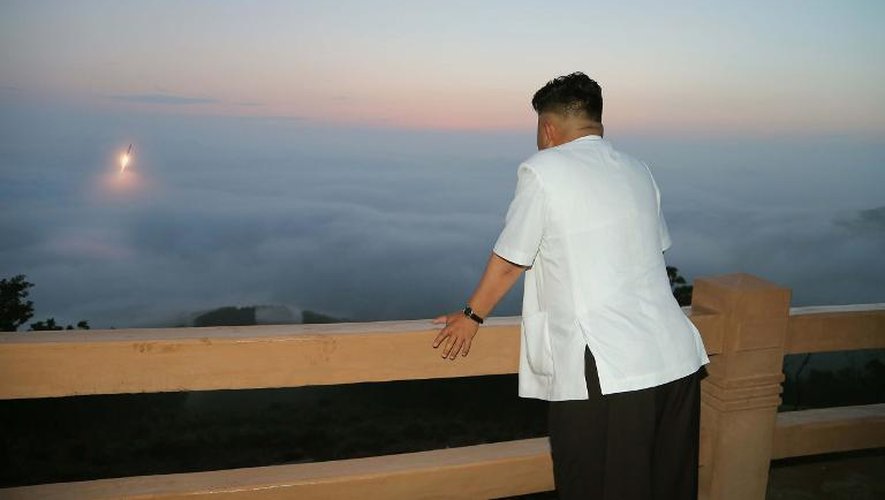 Cette photographie non-datée diffusée par l'agence nord-coréenne KCNA le 30 juin 2014 montre le jeune dirigeant nord-coréen Kim Jong-Un inspectant un tir de roquette dans un lieu non-déterminé