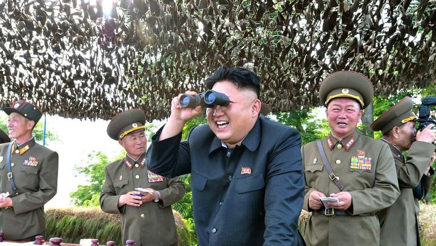 Cette photographie non-datée diffusée par l'agence nord-coréenne KCNA le 1er juillet 2014 montre le jeune dirigeant nord-coréen Kim Jong-Un inspectant un site militaire