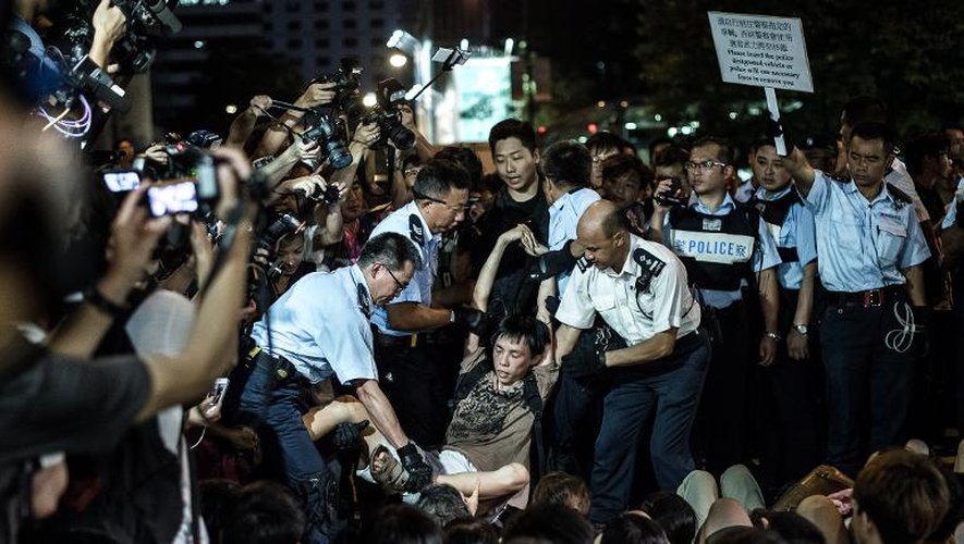 Evacuation par la police de manifestants pro-démocratie à Hong Kong, le 2 juillet 2014