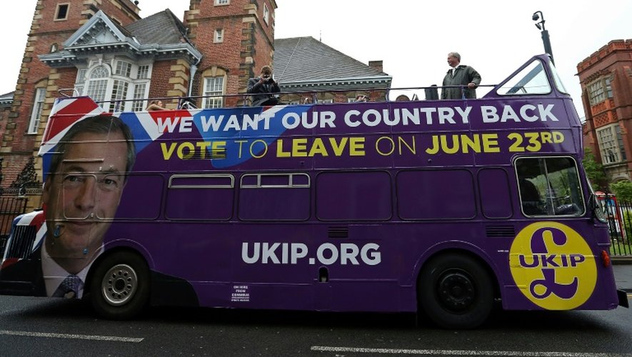 Le portrait du leader de l'UKIP, Nigel Farage, sur un bus de campagne à Newcastle le 26 mai 2016