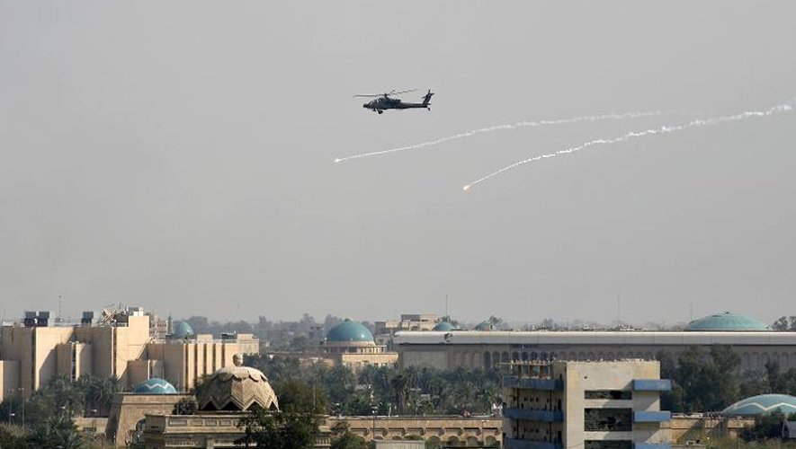 Un hélicoptère Apache de l'armée américaine survole la "green zone" de Bagdad, le 12 avril 2007