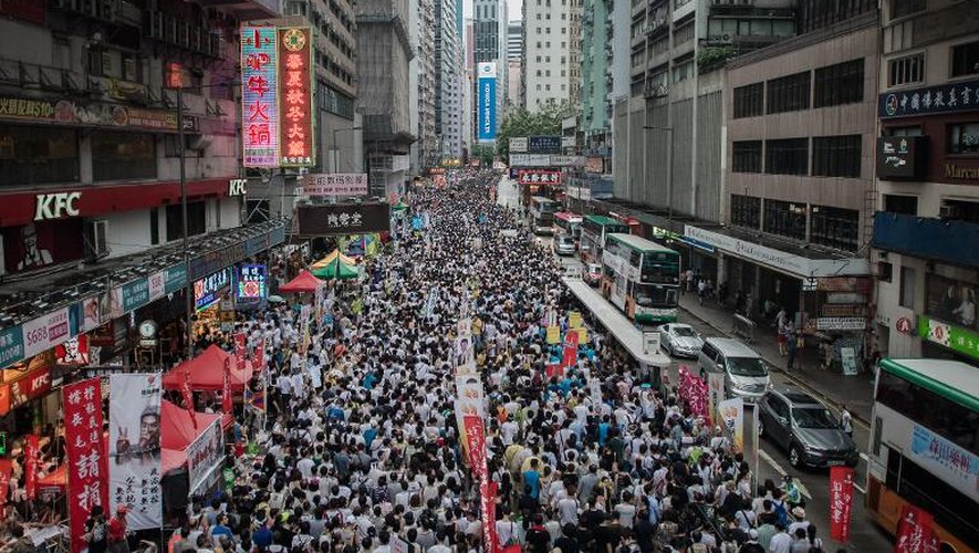 La manifestation pro-démocratie à Hong Kong le 1er juillet 2014 a rassemblé 500.000 personnes selon les organisateurs, 98.600 selon les estimations officielles