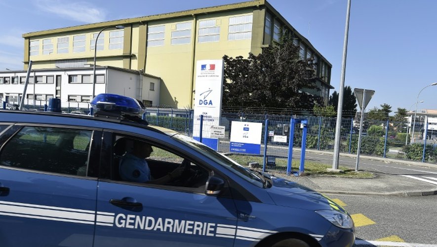 Une voiture de gendarmerie à l'entrée du site de la DGA le 5 août 2015 à Toulouse