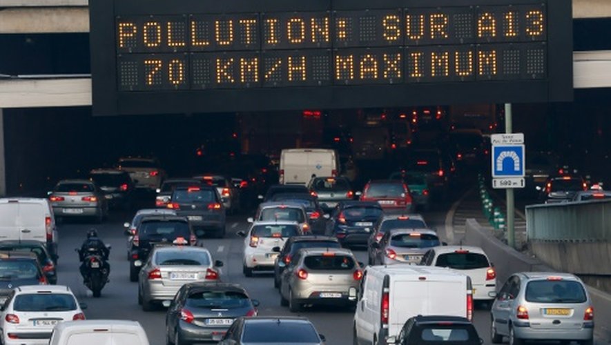 Un panneau d'affichage demande aux automobilistes de réduire leur vitesse pour à cause de la pollution, à Paris, le 12 décembre 2013