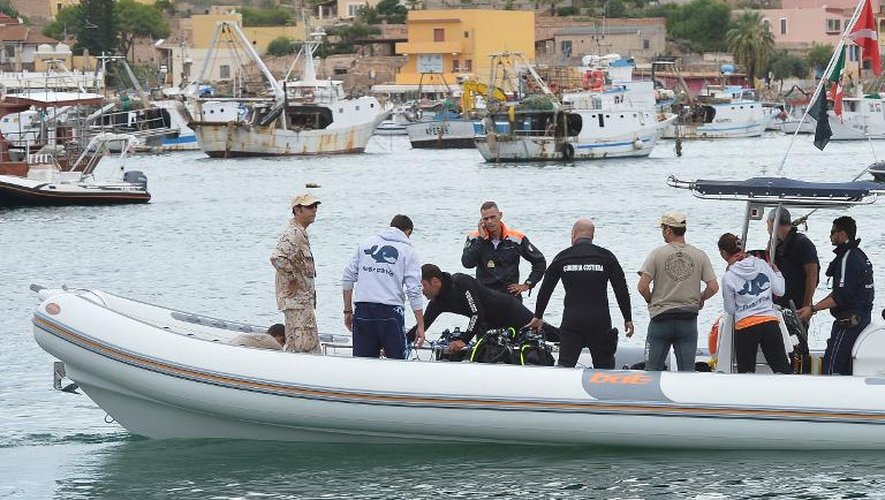 Des plongeurs et des garde-c$otes quittent le port de Lampedusa pour rechercher d'autres corps, après le naufrage d'un bateau de migrants, le 6 octobre 2013