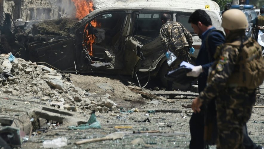 Des forces de sécurité afghanes sont sur le lieu d'un attentat contre un véhicule de l'OTAN à Kaboul, le 7 juillet 2015