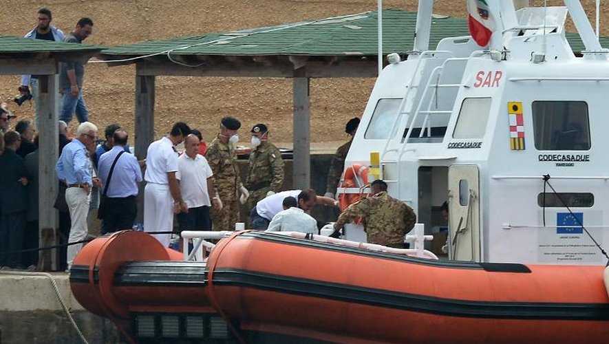 Un bateau des garde-côtes arrive au port de Lampedusa après avoir retrouvé 10 autres corps de migrants morts, le 6 octobre 2013