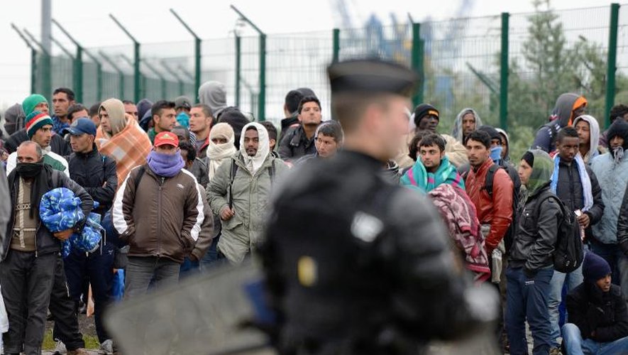 Migrants en attente d'expulsion de leur camp à Calais, le 28 mai 2014