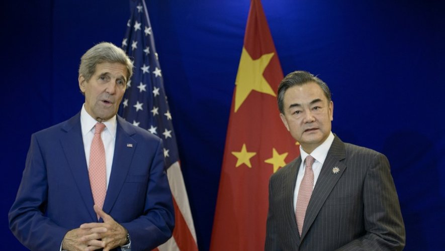 Le Secrétaire d'Etat américain John Kerry et son homologue chinois Wang Yi lors d'un entretien le  5 août 2015 à Kuala Lumpur