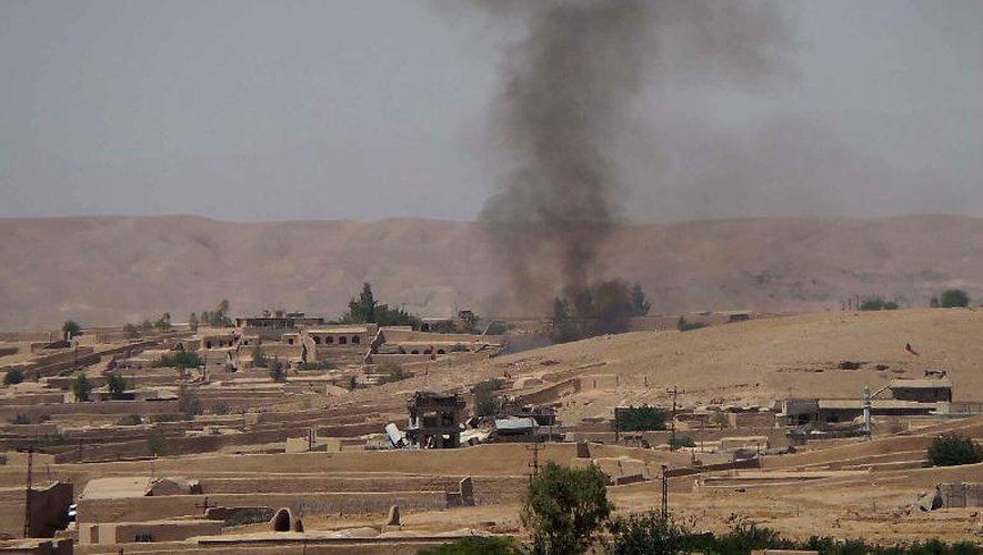 De la fumée s'élève après des combats entre talibans et armée afghane à Sangin, dans la province de Helmand, le 29 juin 2014