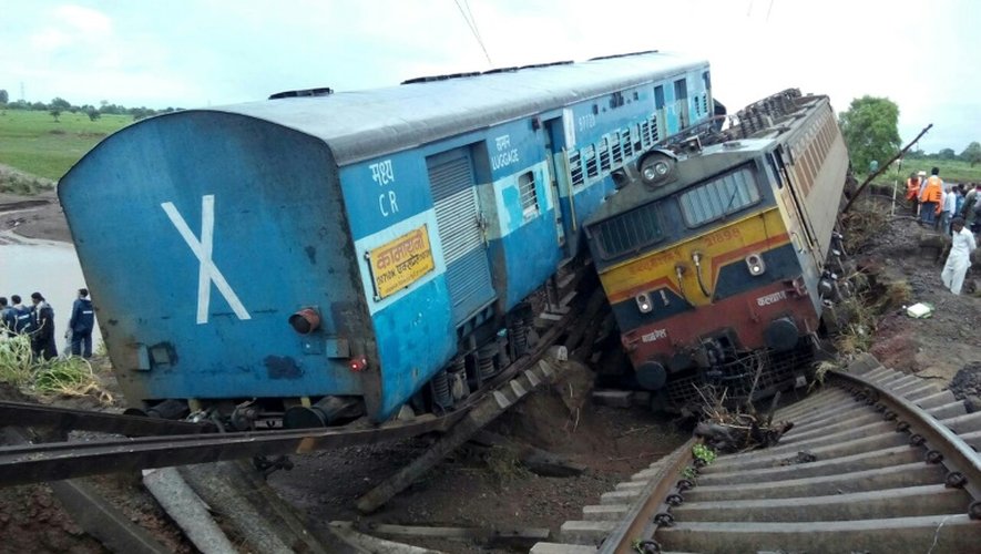 Deux trains ont déraillé le 5 août 2015 en traversant un pont inondé près de la ville d'Harda, dans l'état indien de Madhya Pradesh