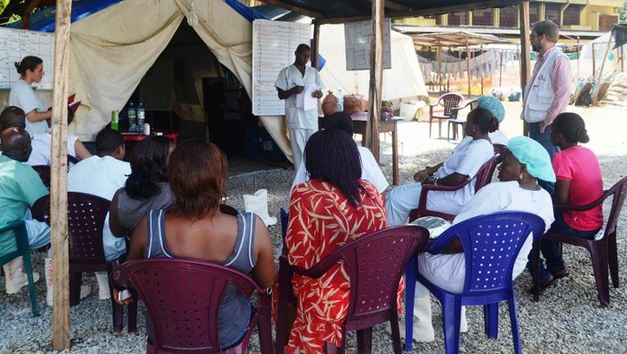 Séance de formation du personnel médical avant une intervention auprès de malades ayant contracté le virus Ebola, le 28 juin 2014 à Conakry