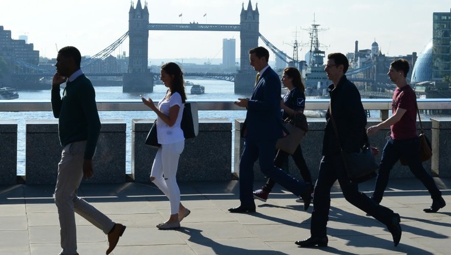 Des employés de la City de Londres traversent le London Bridge le 24 juin 2016