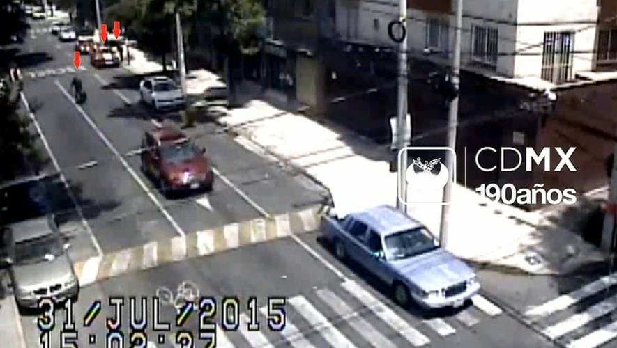 Capture d'image d'une video de surveillance diffusée le 4 août 2015 par la justice mexicaine, montrant les assassins présumés du photoreporter Ruben Espinosa et de quatre femmes quittant le lieu du crime, le 1er août, à Mexico City