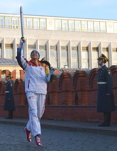Le premier membre du parcours russe de la flamme olympique quitte le Kremlin à Moscou, le 6 octobre  2013