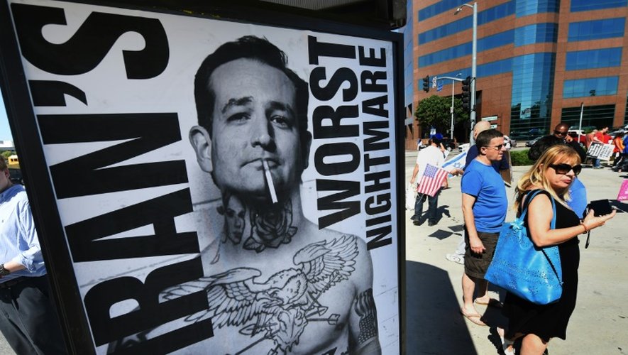 Affiche montrant le 26 juillet 2015 à Los Angeles le candidat républicain Ted Cruz comme un ferme oppositeur à l'accord sur le programme nucléaire iranien