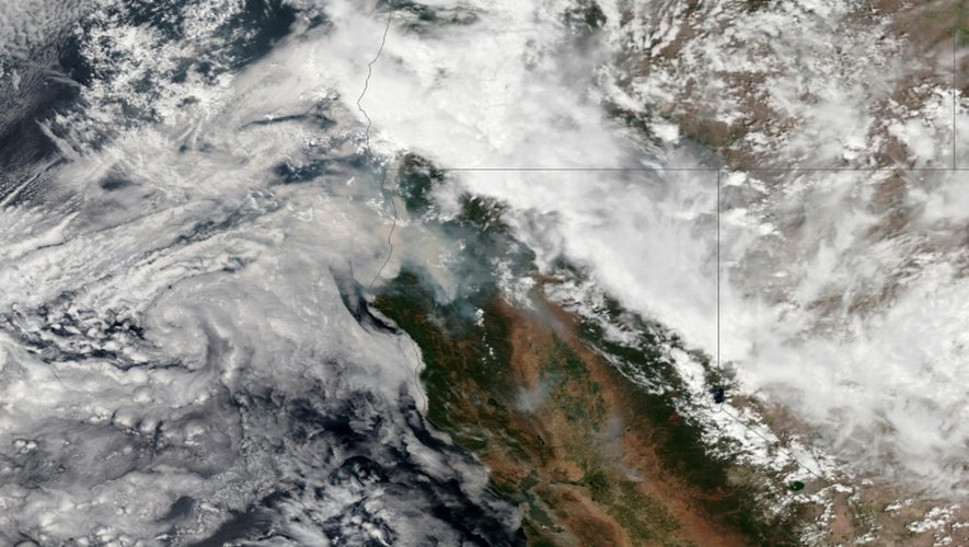 Image satellite montrant de la fumée s'élevant de l'incendie le plus dévastateur, "le Rocky Fire", près de Clearlake le 2 août 2015 en Californie