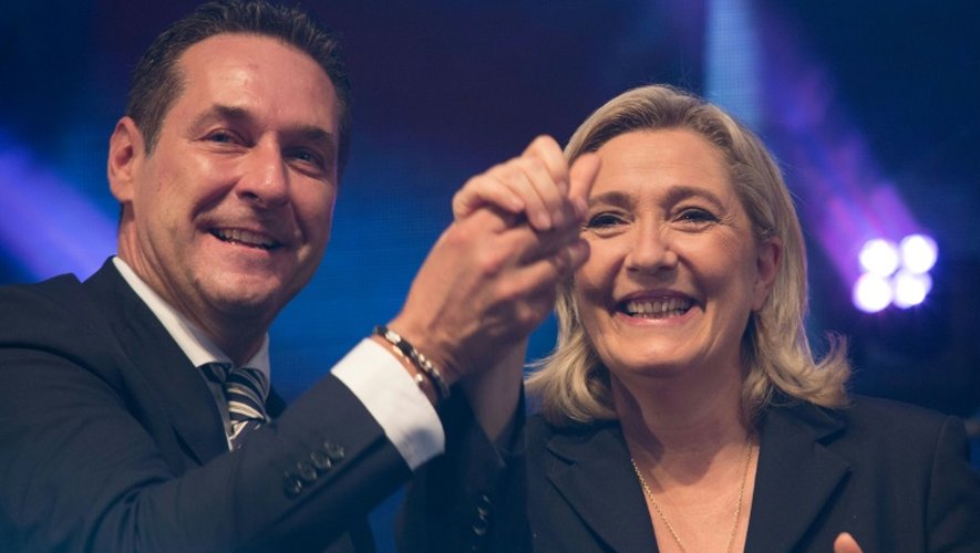 Le leader du FPO autrichien Heinz-Christian Strache (à gauche) et Marine Le Pen posent à Voesendorf en Autriche le 17 juin 2016