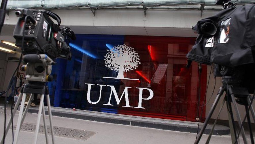 Photo d'archives de caméras et appareils photos disposés devant le siège du parti UMP, rue de Vaugirard dans le 15e arrondissement de Paris, le 26 mai 2014