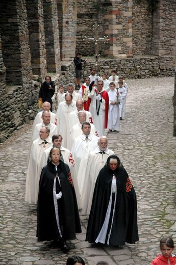 Conques : la procession de sainte Foy attire des centaines de fidèles