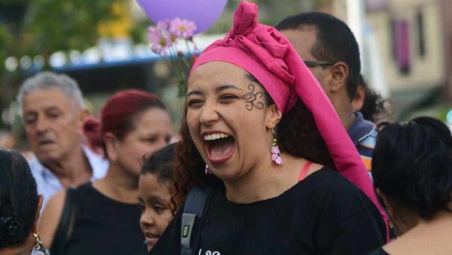 Des Colombiens fêtent l'accord de cessez-le-feu à Medellin le 23 juin 2016