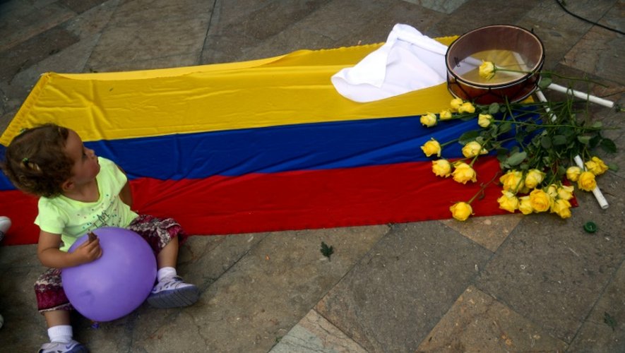 Des Colombiens fêtent l'accord de cessez-le-feu à Medellin le 23 juin 2016
