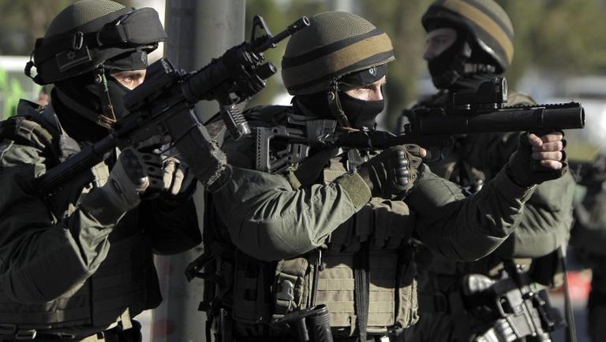 Des policiers israéliens en position de tirs mercredi dans le quartier de Chouafat à Jérusalem-Est, le 2 juillet 2014