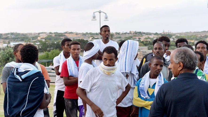 Des migrants érythréens à Lampedusa, le 5 octobre 2013 après le naufrage d'un bateau