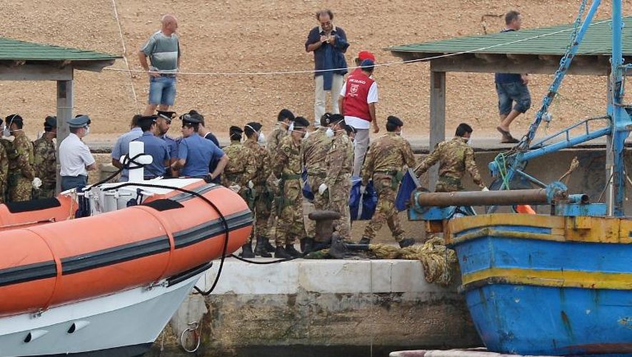 Des soldats italiens transportent le corps d'une victime du naufrage, à Lampedusa le 6 octobre 2013