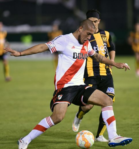 L'Argentin de River Plate Jonatan Maidana (g) en demi-finale de la Copa Libertadores contre les Paraguayens de Guarani, le 21 juillet 2015 à Asuncion