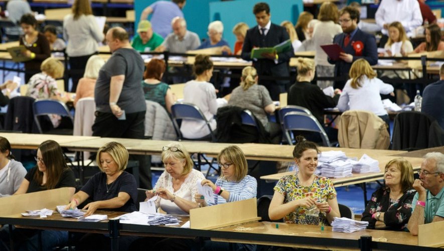 Des Ecossais dépuillent les votes pour le référendum sur le Brexit à Glasgow le 23 juin 2016