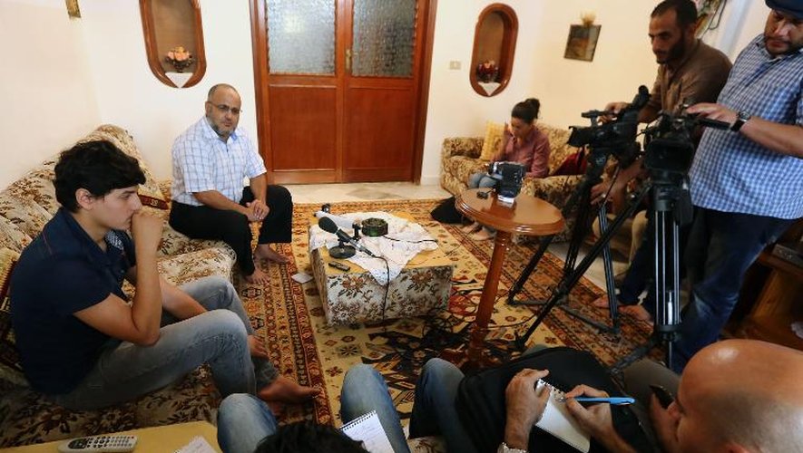 Abdallah al-Raghie, le fils (g) et Nabih al-Raghie, le frère du chef présumé d'Al-Qaïda Abou Anas al-Libi font une déclaration à la presse,le 6 octobre 2013 à Nofleine, près de Tripoli