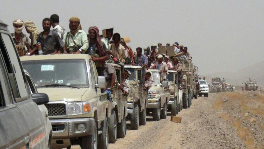 Un colonne de forces loyalistes approche le 4 août 2015 d'Houta, chef-lieu de la province de Lahj