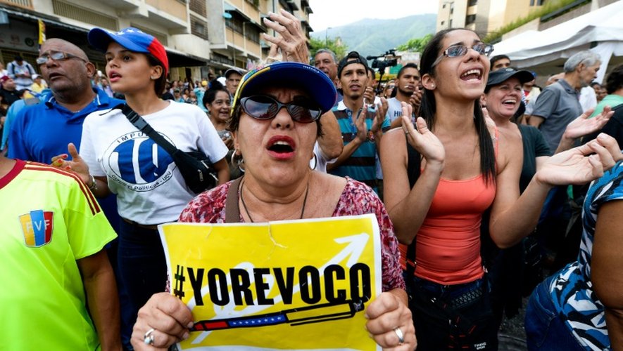 Des Vénézuéliens devant une centre électoral le 24 juin 2016 à Caracas