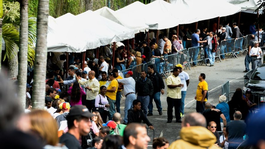 Des Vénézuéliens font la queue devant les centres électoraux le 24 juin 2016 à Caracas