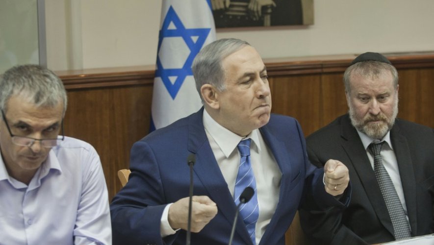 Le premier ministre israélien Benjamin Netanyahu (C) pendant une réunion de cabinet, le 5 août 2015 à Jérusalem