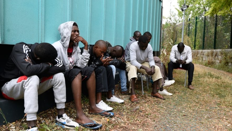 Des migrants attendent devant le site de Emmaus près de Paris et réclament de meilleures conditions d'hébergement, le 4 août 2015