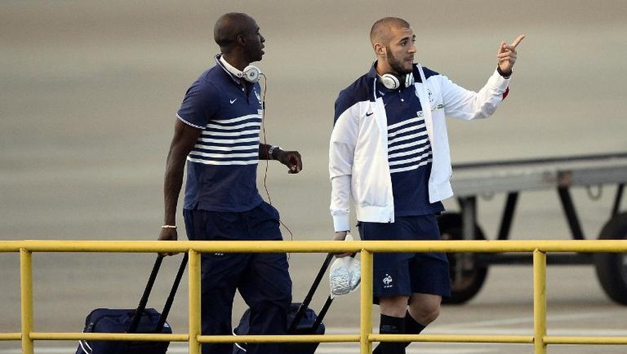 Les joueurs français Moussa Sissoko (g) et Karim Benzema quittent Ribeirao Preto pour Rio de Janeiro, le 2 juillet 2014