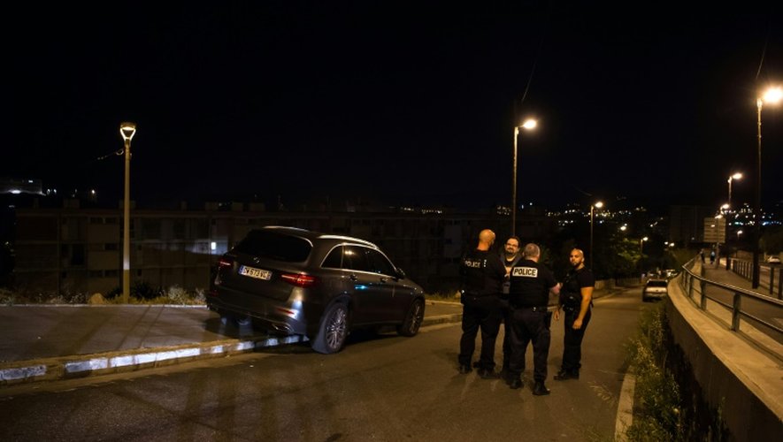 Des policiers quadrillent la scène de crime à Marseille le 25 juin 2016 au matin après que deux hommes ont été abattus par balles