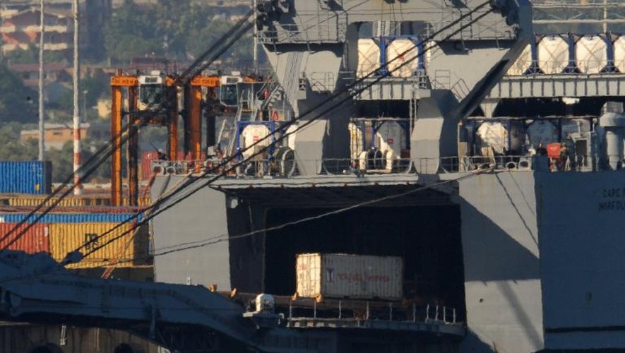 Des containeurs contenant des armes chimiques sont chargés dans les soutes du navire militaire américain Cape Ray, le 2 juillet 2014 dans le port du Gioia Tauro, en Italie