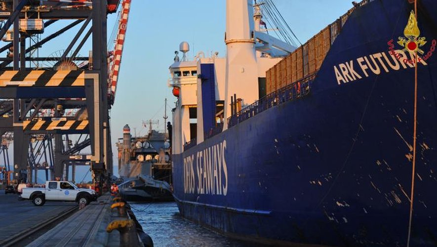Le navire danois Ark Futura lors du transfert des containeurs transportant des armes chimiques syriennes vers le navire américain Cape Ray (au second plan), le 2 juillet 2014 dans le port de Gioia Tauro, en Italie