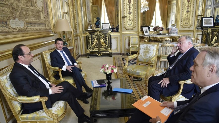 Le président François Hollande à l'Elysée s'entretient avec Manuel Valls (2e g), le président du Sénat  Gérard Larcher (2e d), et le ministre des Affaires étrangères Jean-Marc Ayrault (d), le 24 juin 2016