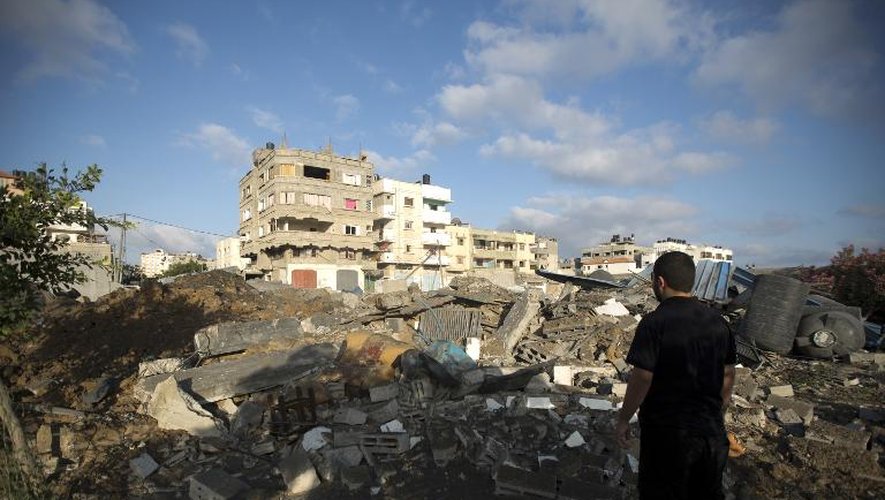Un Palestinien regarde les dégâts provoqués par une frappe de l'aviation israélienne à Gaza, le 3 juillet 2014