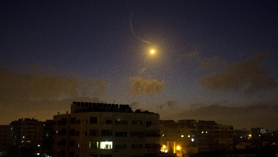 Un flash lumineux dans le ciel de Gaza lors d'une frappe de l'avion israélienne, le 3 juillet 2014